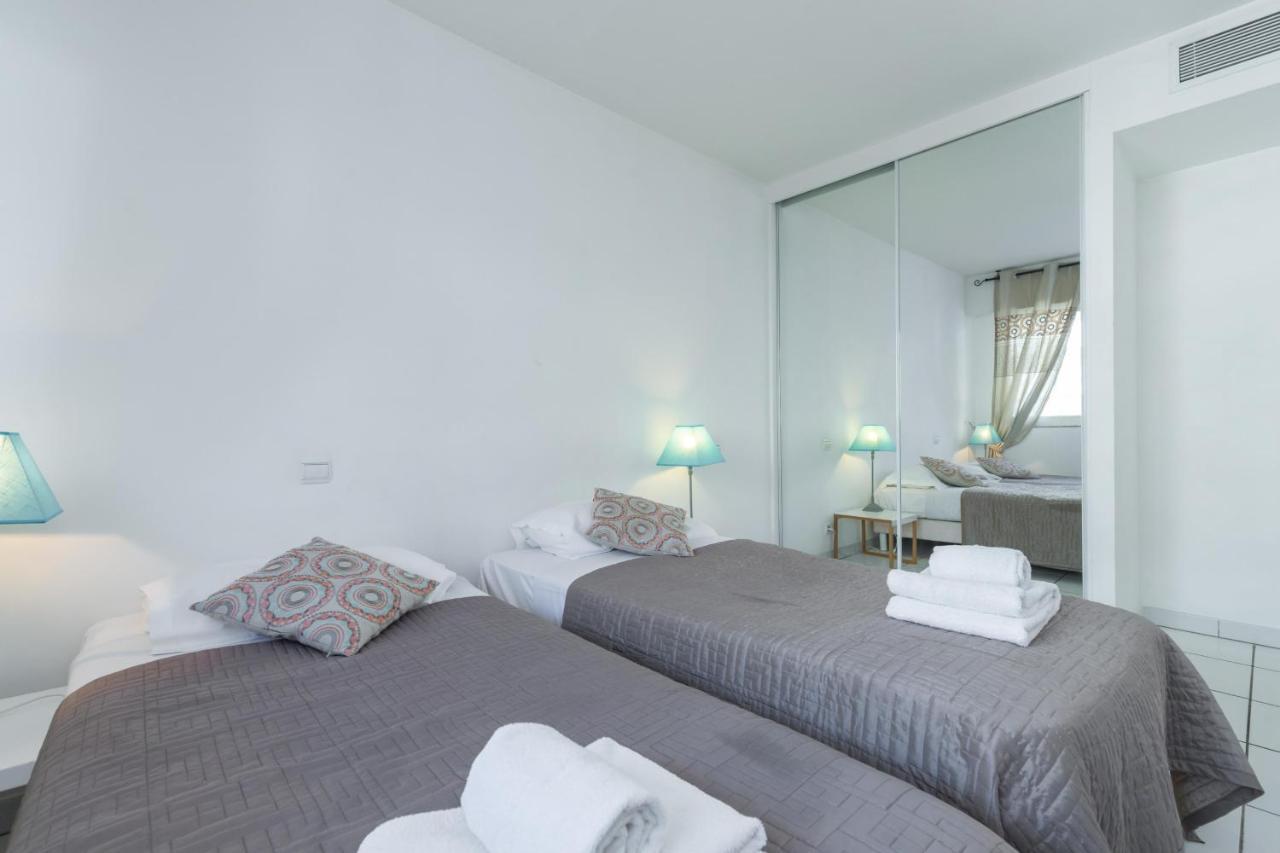 Bright Two Bedroomed Apartment On The Beach In Cannes With Huge Terrace With Fabulous Sea Views - 2001 Luaran gambar